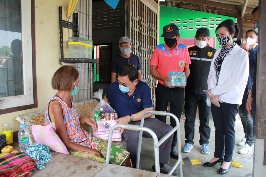 ผู้ว่าฯจังหวัดกาญจนบุรี พร้อมนายกเหล่ากาชาด ลงพื้นที่มอบถุงยังชีพให้กับประชาชนที่ได้รับผลกระทบจากการแพร่ระบาดของเชื้อไวรัสโควิด-19