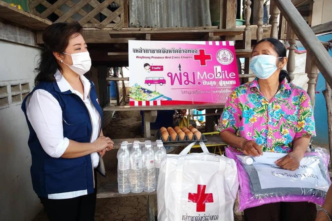 พมจ.อ่างทอง ลงพื้นที่โครงการ พม.mobile ปันสุข สู่ชุมชน ร่วมกับเหล่ากาชาดจังหวัด มอบเครื่องอุปโภคบริโภค