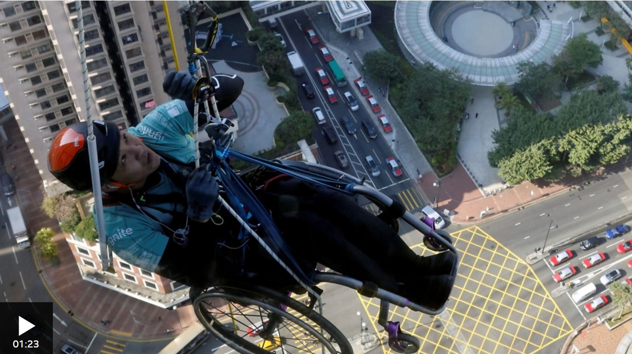 อดีตแชมป์ปีนเขาเอเชียนั่งรถเข็นปีนตึกระฟ้าในฮ่องกงระดมเงินเพื่อการกุศล