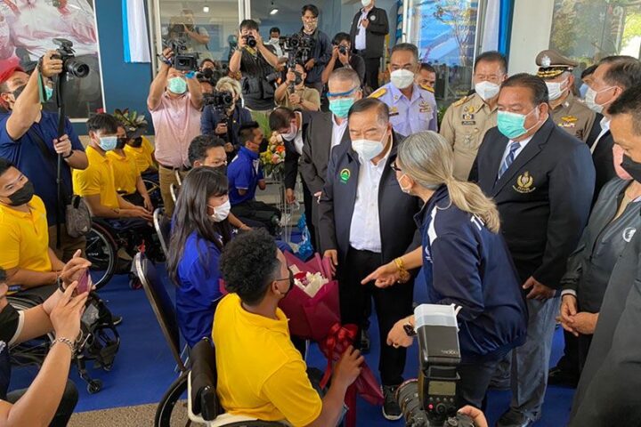 ‘ลุงป้อม’ให้กำลังใจนักกีฬาคนพิการ พร้อมเปิดศูนย์ออกกำลังกายโคราช