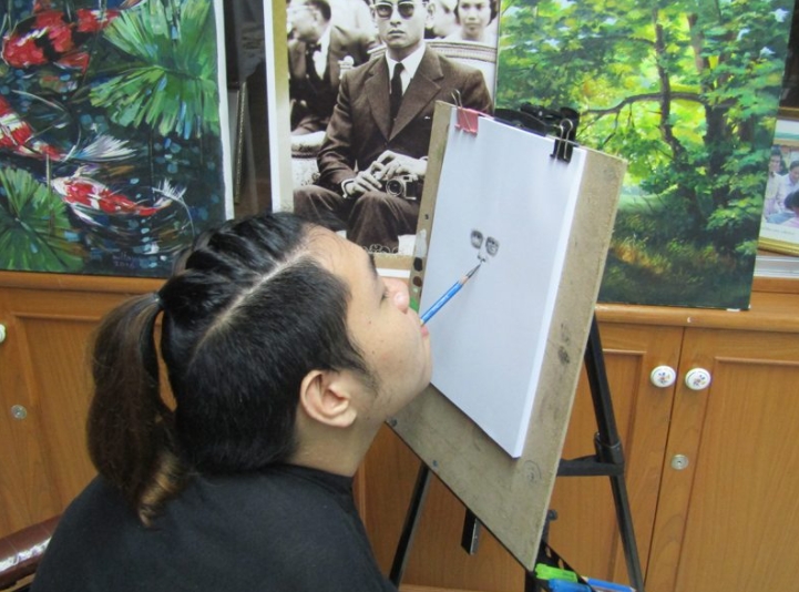 เรื่องของ”โซคูล”หนุ่มพิการสู้ชีวิต สร้างรายได้จากการวาดรูปด้วยปาก