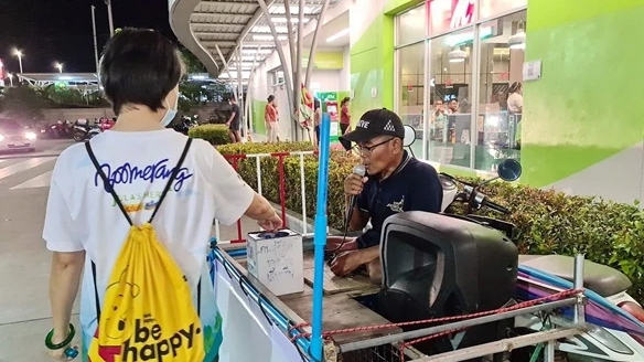 เจออีกคนสู้ชีวิต! หนุ่มเมืองเพชรพิการขาแต่ใจสู้ ใช้น้ำเสียงร้องเพลงแลกเงิน