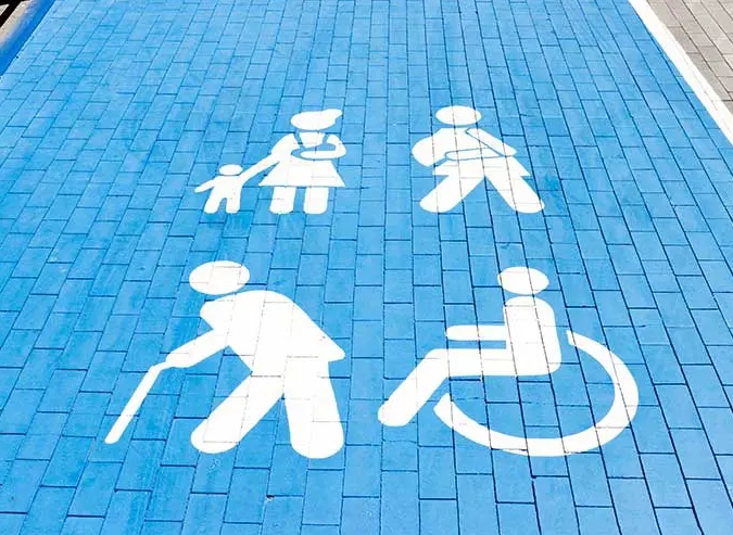 สิ่งอำนวยความสะดวกคนพิการ และผู้สูงอายุ ในพื้นที่สาธารณะ มีอะไรบ้าง?