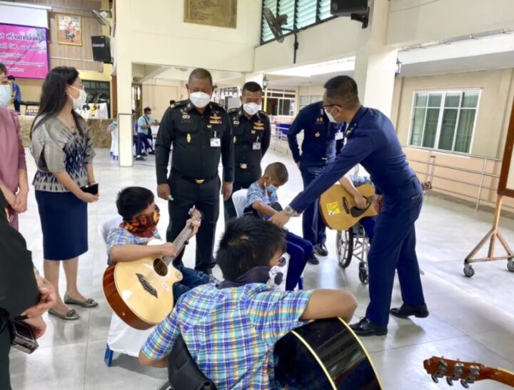 ทัพไทย” นำวิทยากรกองดุริยางค์สอนการเล่นดนตรี ให้คนพิการบ้านนนทภูมิ