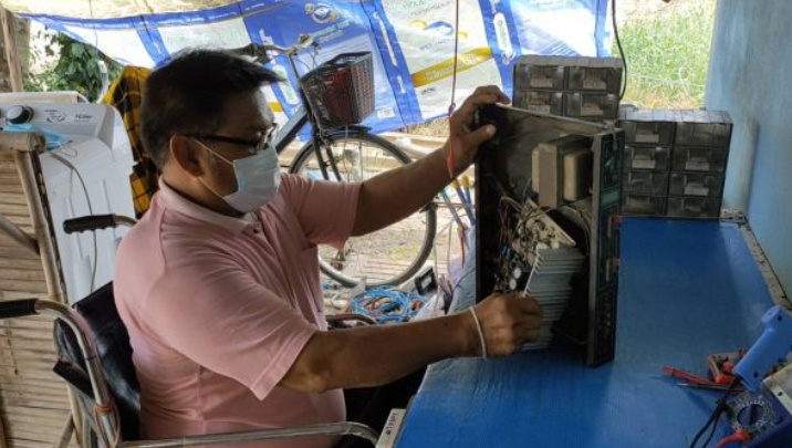 หนุ่มพิการสู้ชีวิตรับซ่อมทำเงินเป็นหมื่น