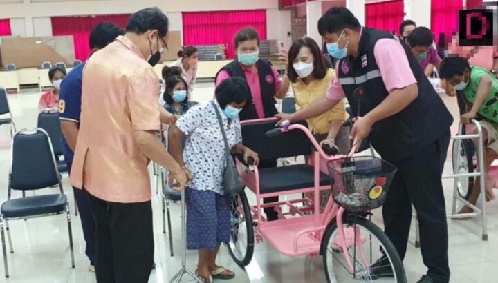 พมจ.อุตรดิตถ์ มอบรถสามล้อชนิดมือโยกแก่ผู้พิการอำนวยความสะดวกในชีวิตประจำวัน